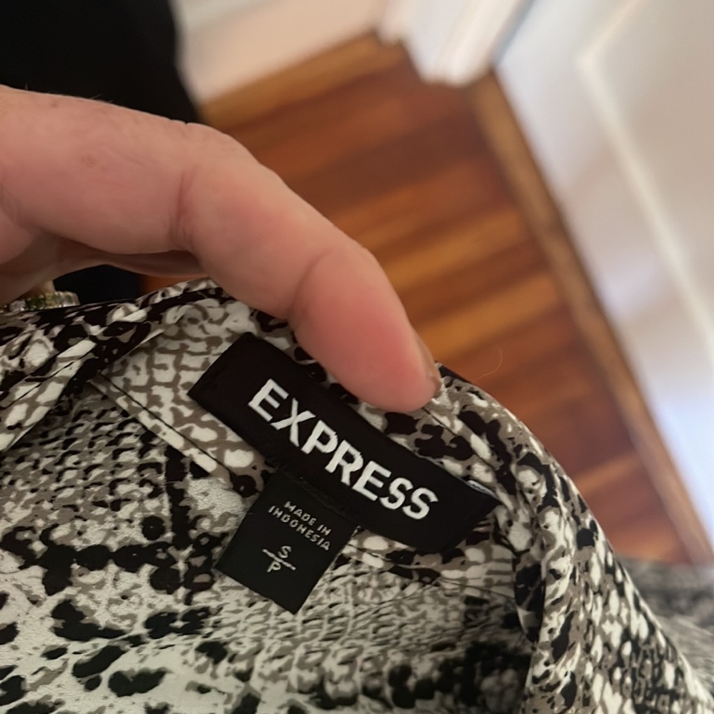 Express snake skinned pattern top - Picture 5 of 6